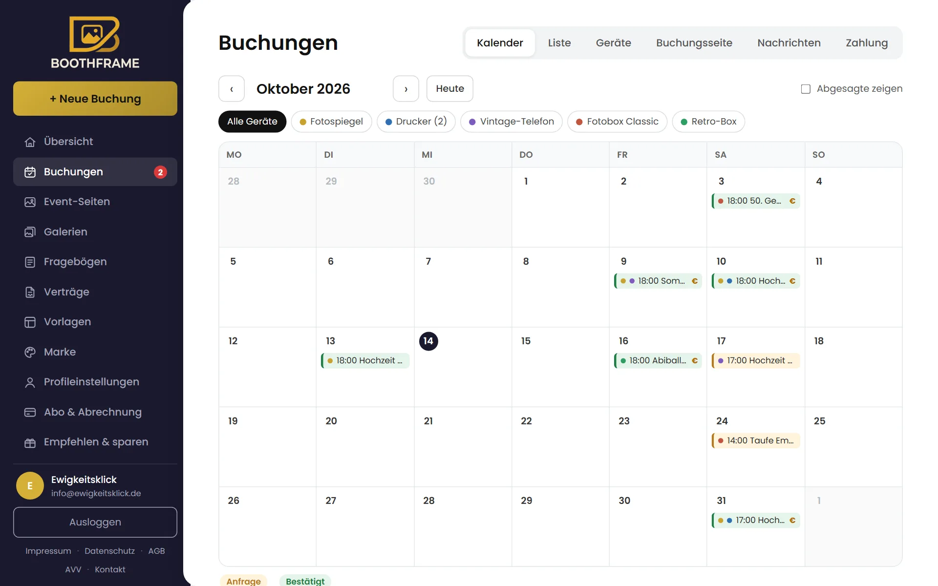 Der Kalender in BoothFrame mit Anfragen und bestätigten Buchungen eines Monats